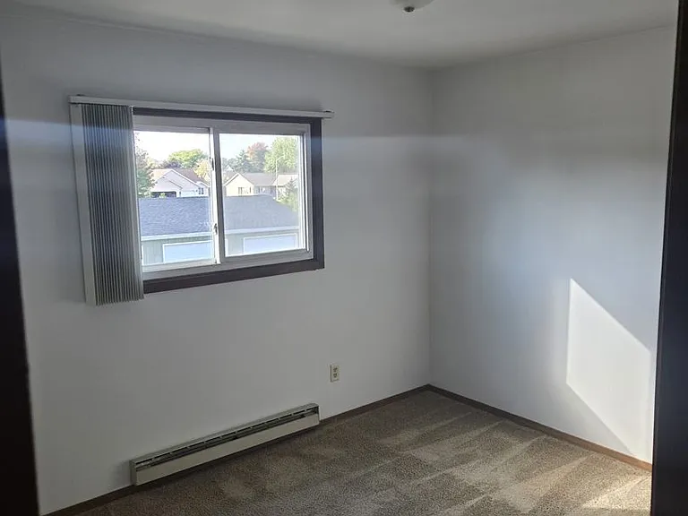 573 E Scott St — Photo 11