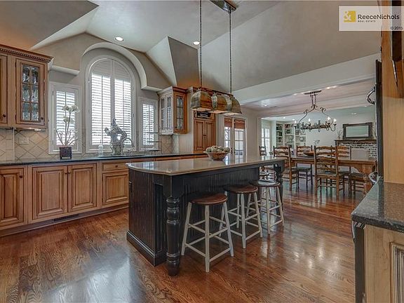 Spacious Chef's kitchen with ample space for entertaining.