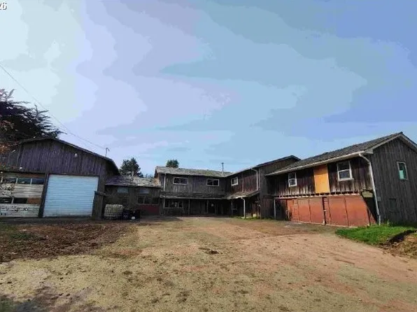 830 3rd St SE, Bandon, OR 97411