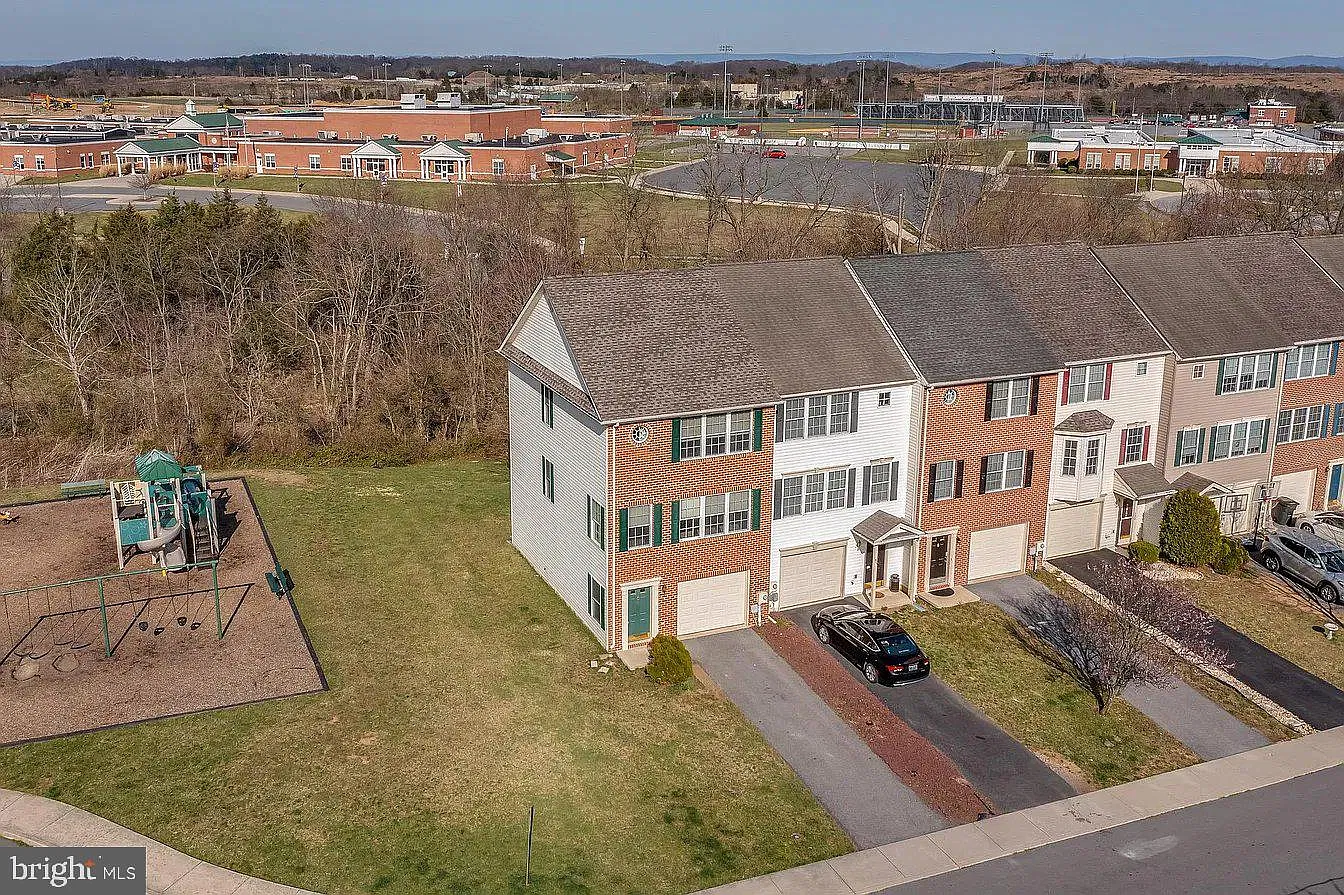 4 bed, 2.5 bath, 2060 sqft, $2,000 — Photo 3