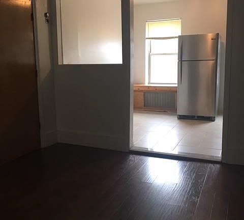 3rd image of 160 15th St #3
