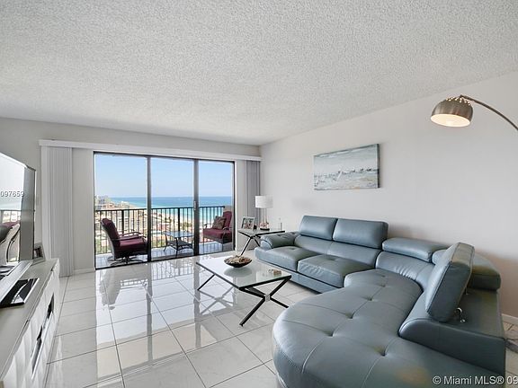 SPACIOUS LIVING ROOM, PRIVATE BALCONY AND OCEAN VIEWS