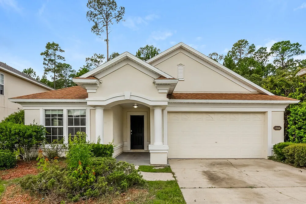 3 bed, 2.0 bath, 1646 sqft, $2,165 — Photo 1