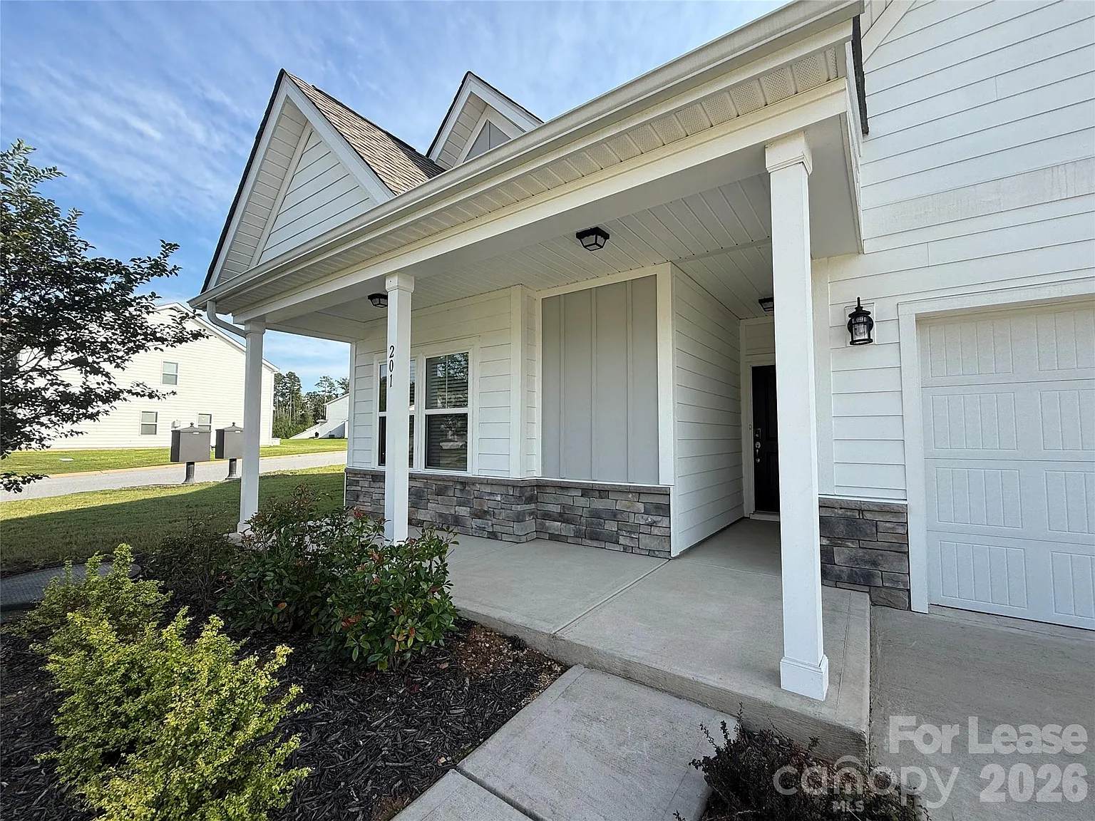 4 bed, 3.0 bath, 1894 sqft, $2,200 — Photo 2