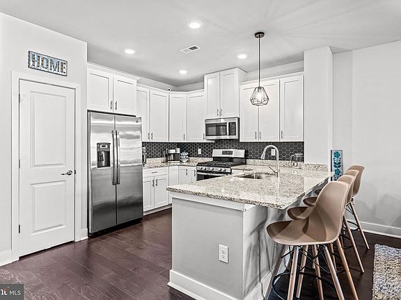 3rd image of 128 Fleet Ct