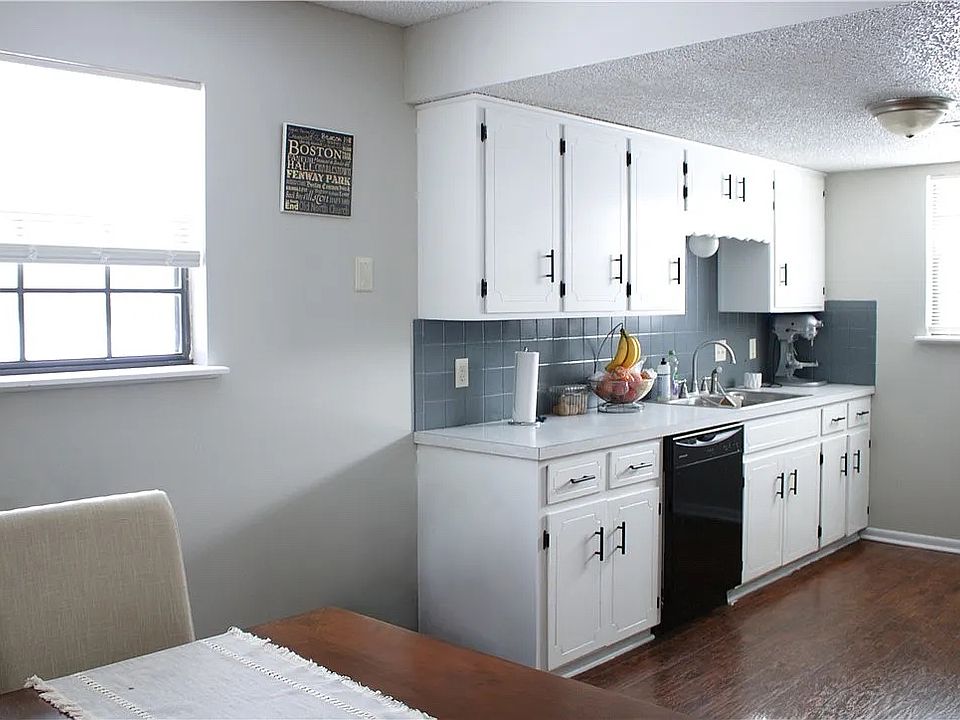 2nd image of 3301 Martin Dr APT B