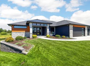 3028 Valley Ct, Hiawatha, IA 52233