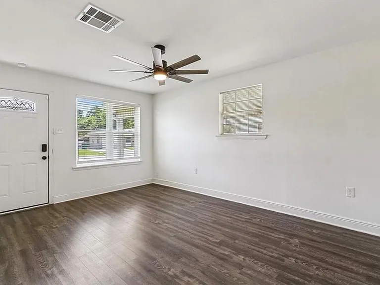 1536 Redwood Dr — Photo 2