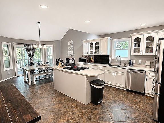 3rd image of 4074 Oak Dr