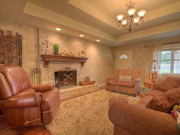 4th image of 282 Deer Park Ln