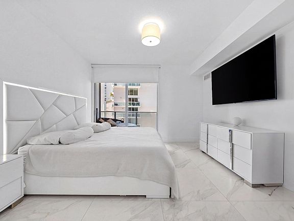 5th image of 488 NE 18th Street #905