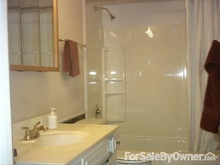 Bathroom
						:
						Bath/shower combo ( 11' x 5' )