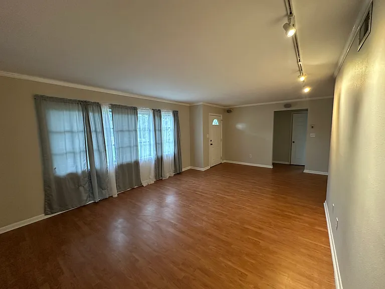 1720 Grove Dr — Photo 3