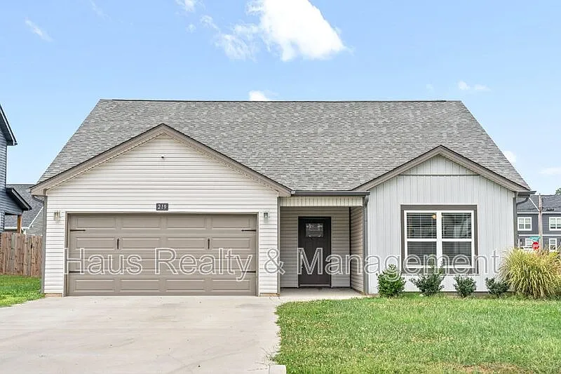 3 bed, 2.0 bath, 1456 sqft, $2,000 — Photo 2