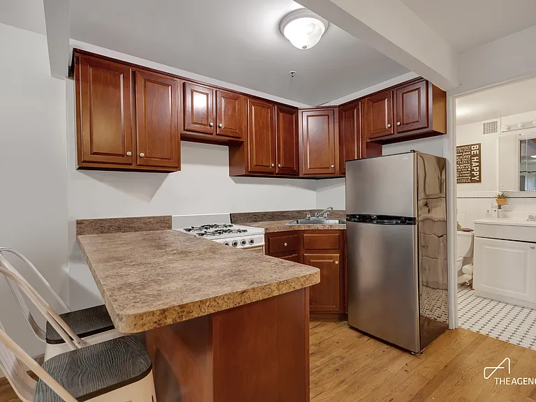 242 W 21st St #1B — Photo 3