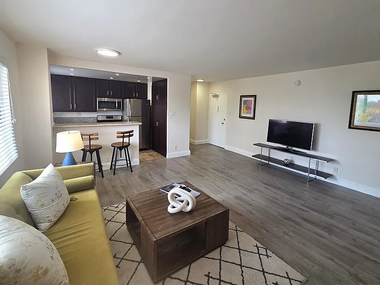 10401 Wilshire Building — Photo 27
