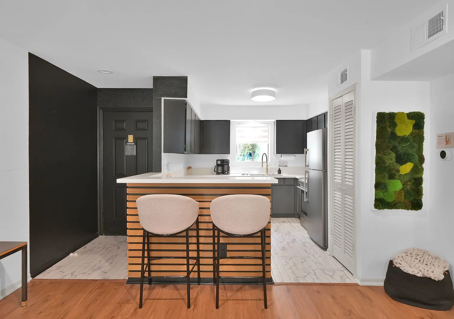 Wonderful 1 bed 1 bath in convenient location — Photo 2