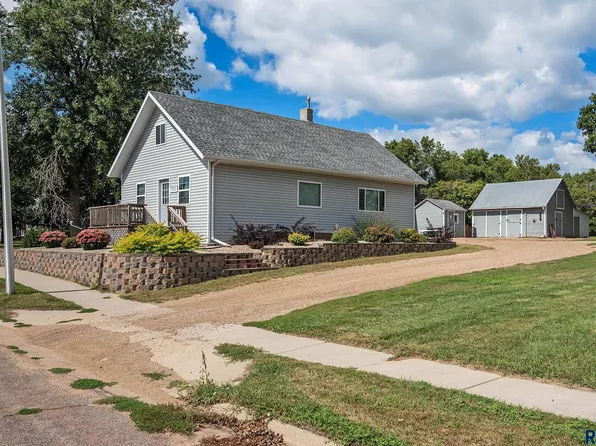 1412 SW 1st St, Madison, SD 57042