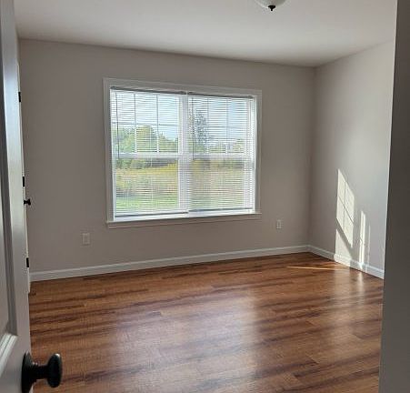 3rd image of 512 Lake Rd #2