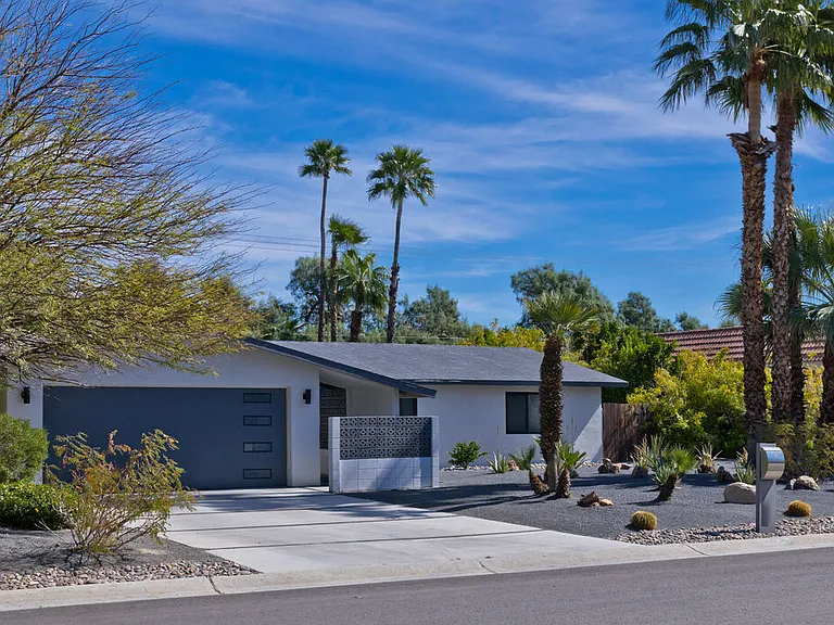 2660 N Farrell Dr — Photo 2