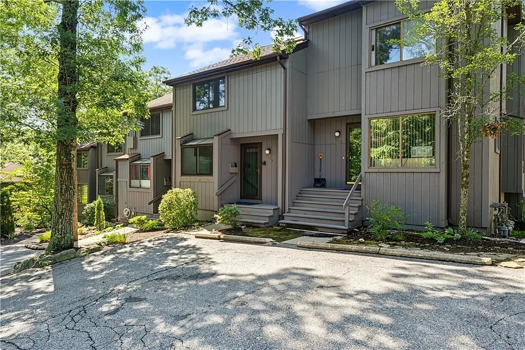 2 bed, 1.0 bath, 1326 sqft, $2,700 — Photo 2