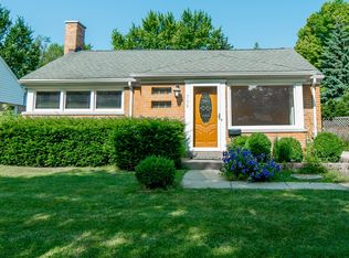 706 S Elmhurst Rd, Mount Prospect, IL 60056