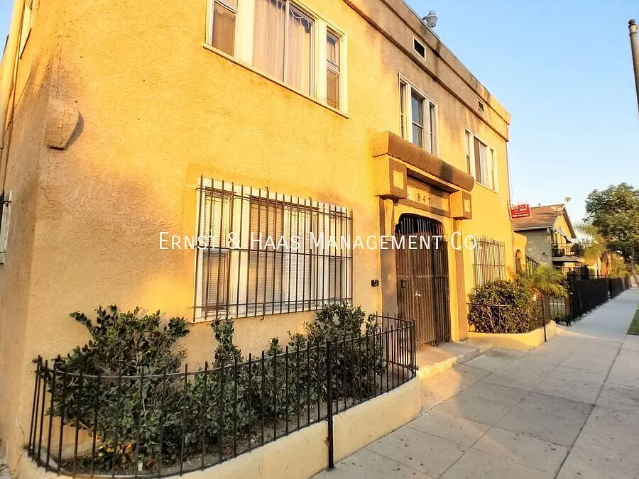 Charming Apartment in the Heart of Long Beach! — Photo 2