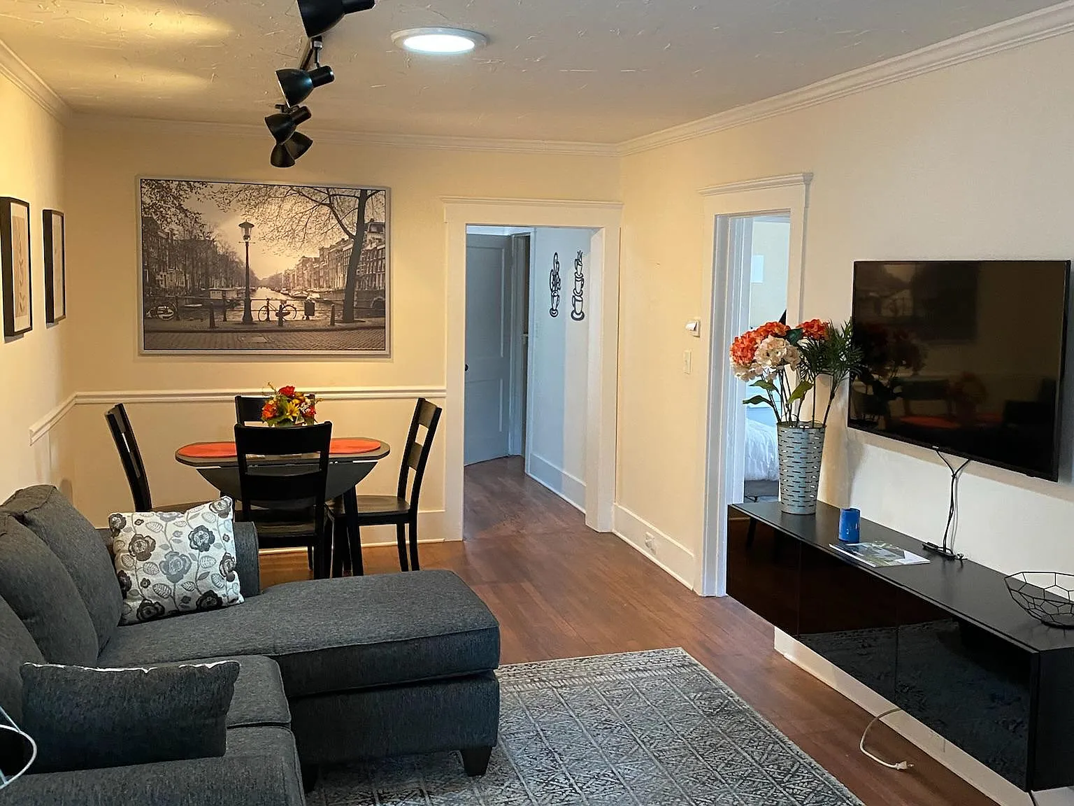 3 bed, 1350 sqft, $2,500 — Photo 3