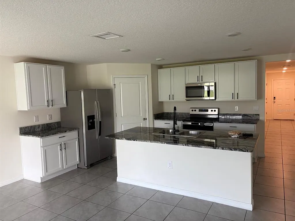 4 bed, 2.0 bath, 1812 sqft, $2,400 — Photo 3