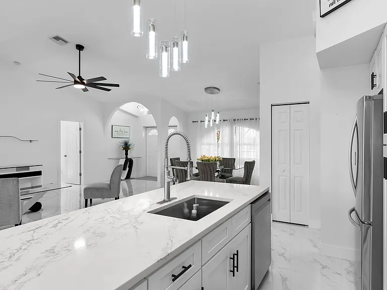 1131 SW 47th St — Photo 7