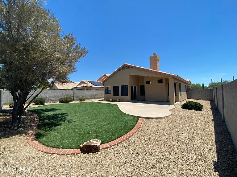 1704 E Pontiac Dr — Photo 23
