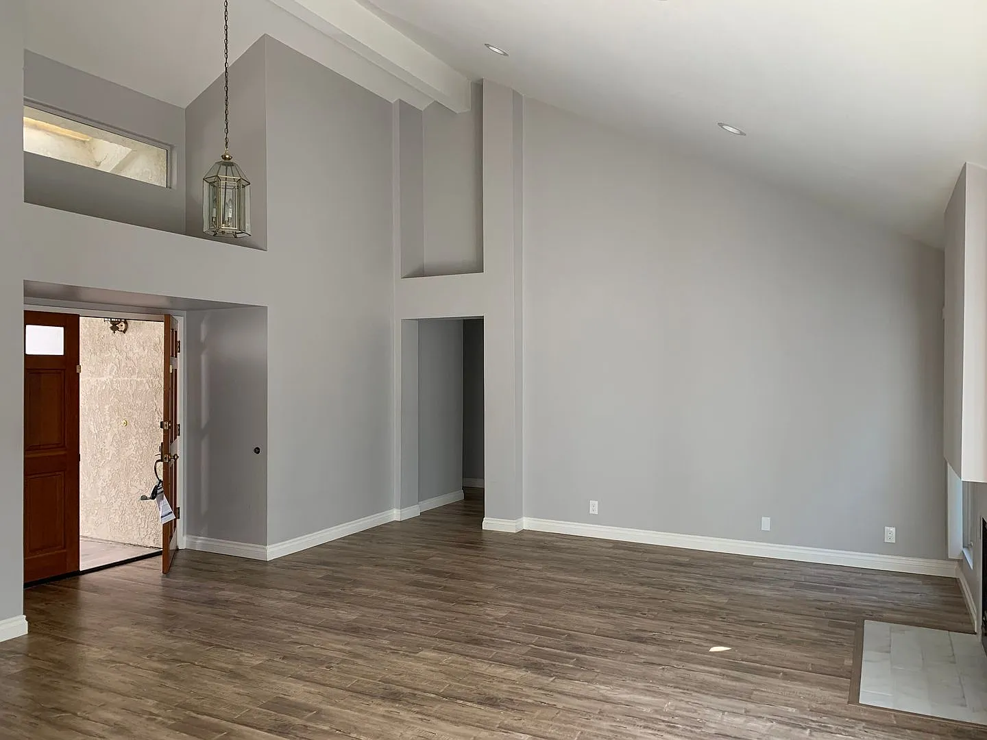 Beautiful One Story Home in Nice Moorpark Neighborhood — Photo 3