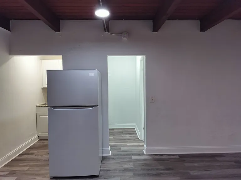 702 NE 8th Ave #8 — Photo 5