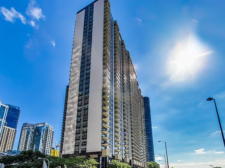 400 E Randolph St #3321 — Photo 3