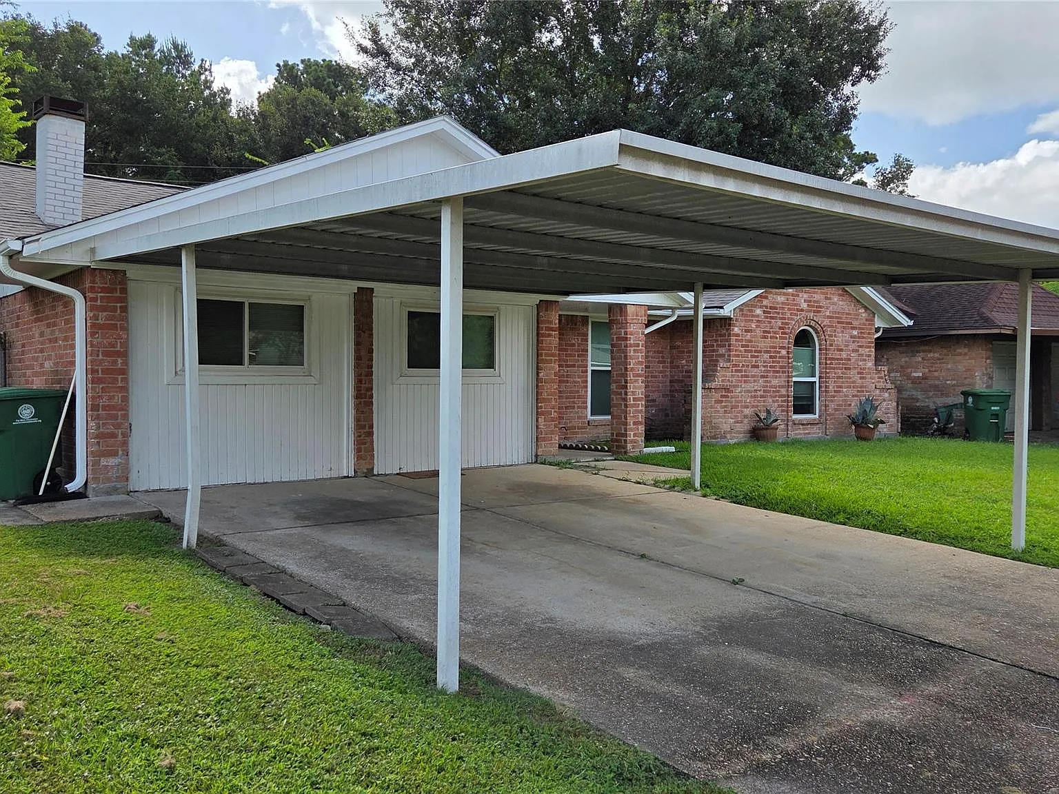4 bed, 2.5 bath, 2298 sqft, $2,000 — Photo 2