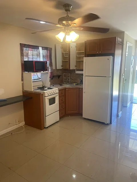 1498 NE 173rd St — Photo 3