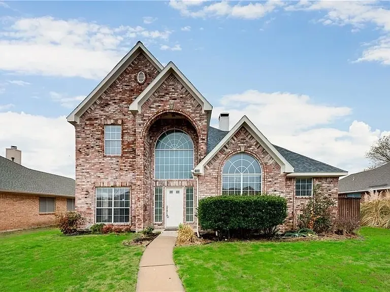 1504 Country Ln — Photo 3