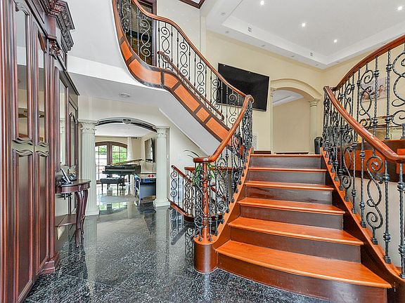 3rd image of 8 Whitman Dr