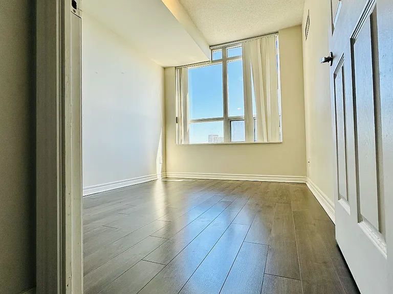 3880 Duke Of York Blvd — Photo 9
