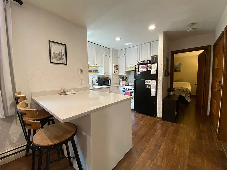 7 Lathrop Pl #1R — Photo 1