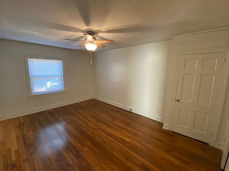 Adorable 1 Bedroom Duplex in Old West Durham - Walk to 9th St! — Photo 10