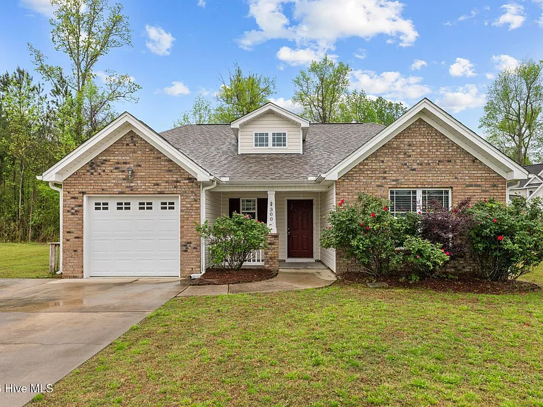 300 Hawks Bluff Dr — Photo 1