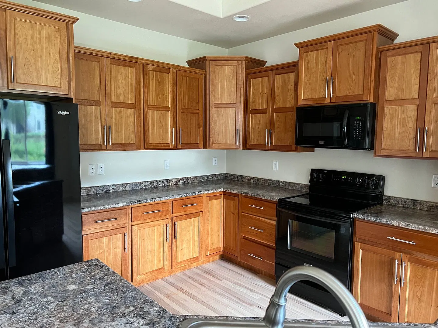 Beautiful 4 Bedroom 3 Bathroom Home In The Pointe — Photo 2