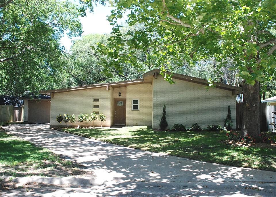 1st image of 404 Glenlea Dr