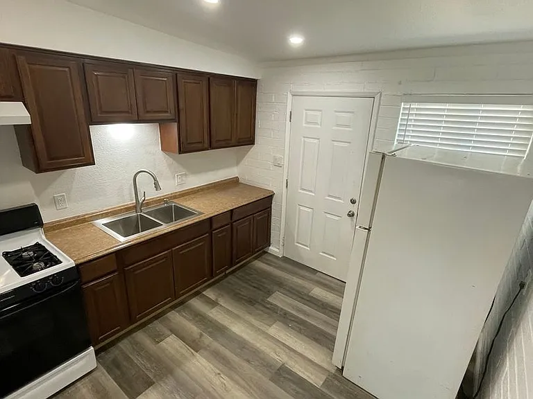 9361 W Polk St #4 — Photo 13