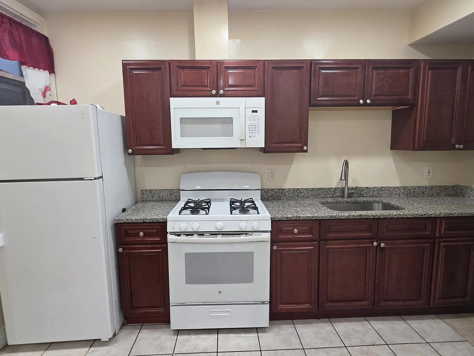 3 bed, 900 sqft, $3,000 — Photo 2