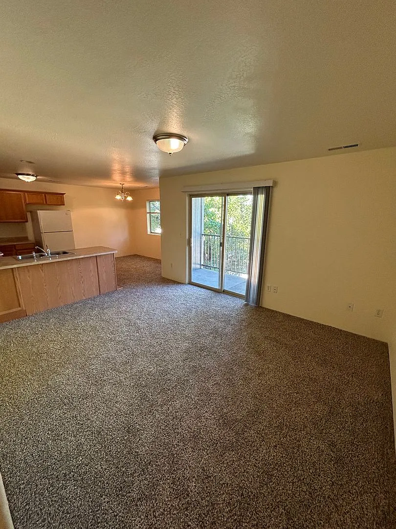 6909-2t - 2178 Crater Lake Ave #A-D — Photo 3