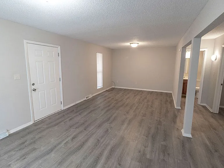 215 Wheaton Ct — Photo 4