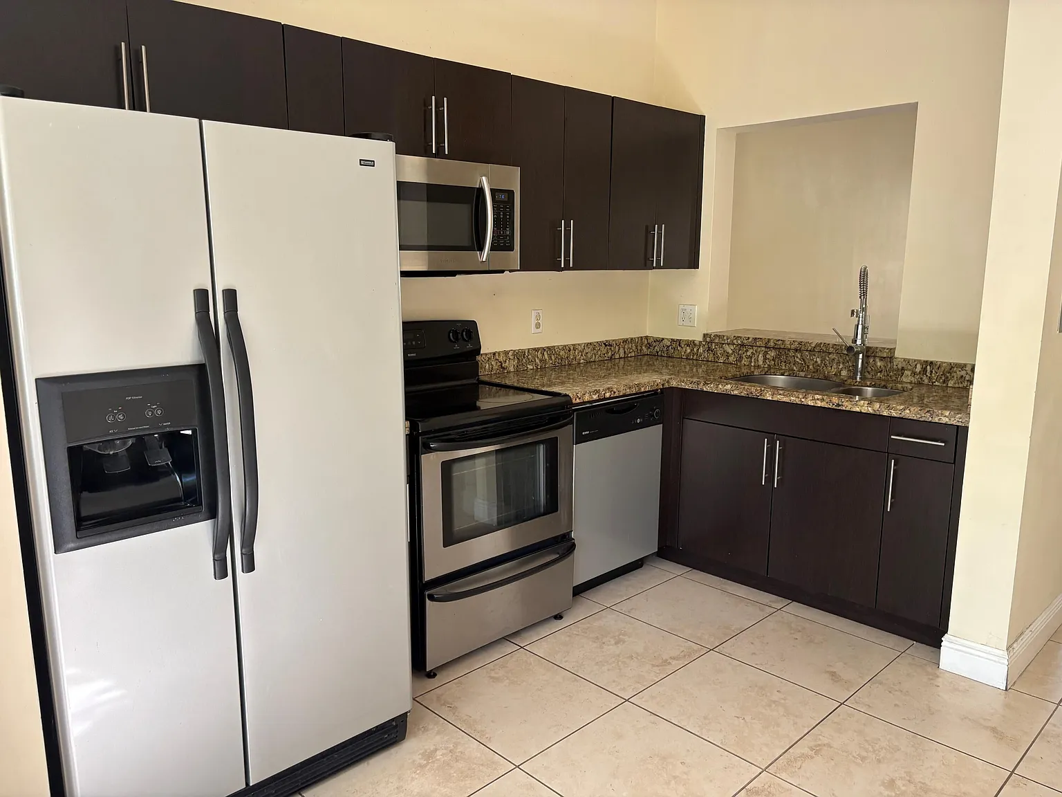 2 bed, 2.0 bath, 965 sqft, $1,950 — Photo 2