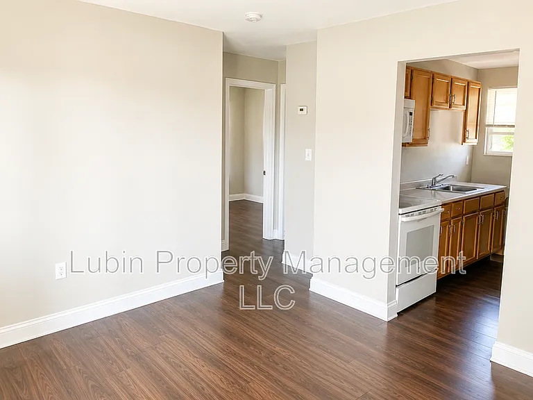 1043 College St #11 — Photo 4